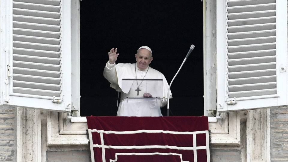Papa faz primeira aparição pública após 4 dias sofrendo de “pequena indisposição” Papa acena para fiéis na varanda da Palácio Apostólico