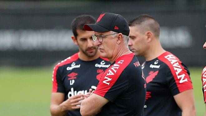 Técnico Dorival Júnior, do Athletico, vive momento de indefinição na temporada.