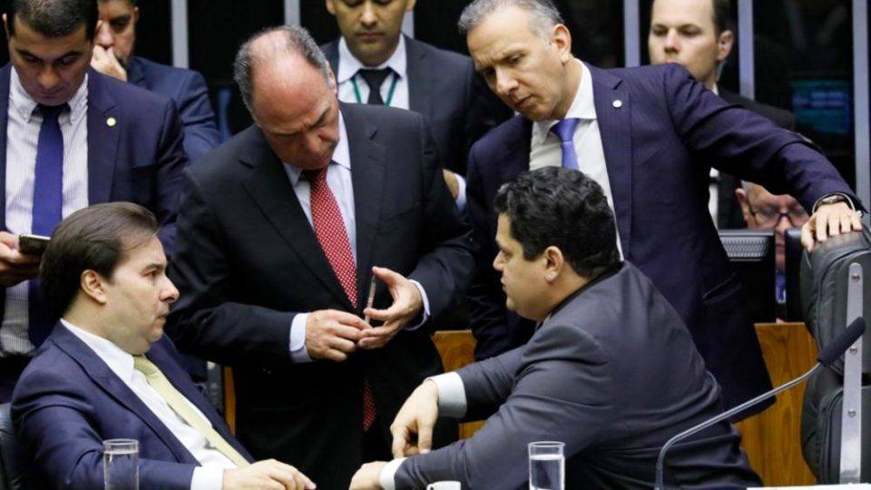 Presidentes da Câmara, Rodrigo Maia, e do Senado, Davi Alcolumbre, em sessão do Congresso que aprovou R$ 30 bilhões em emendas impositivas, em dezembro do ano passado.