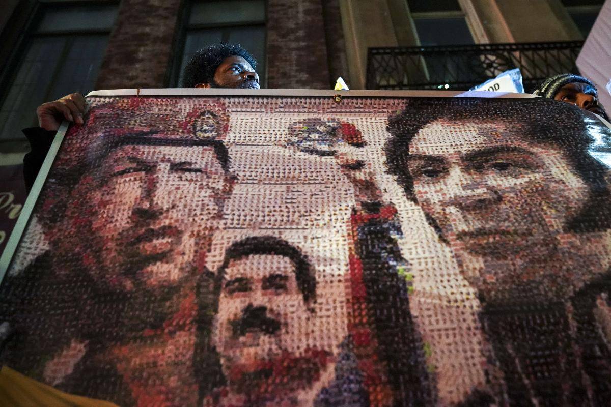 Manifestantes apoiam o presidente venezuelano, Nicolas Maduro, segurando uma faixa com o ex-presidente da Venezuela Hugo Chávez, o atual presidente da Venezuela, Nicolás Maduro, e o líder militar e político venezuelano Simon Bolívar, do lado de fora do Consulado da Venezuela em Nova York.  | Drew Angerer/AFP