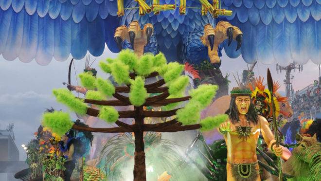 O carro abre-alas trouxe araucárias, a árvore símbolo do Paraná | Paulo Pinto/Fotos Públicas