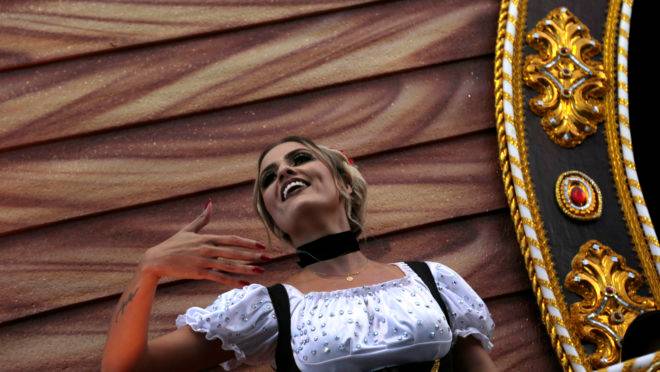 Um carro alegórico no formato de navio lembrou a chegada dos imigrantes ao Paraná | Robson Fernandjes