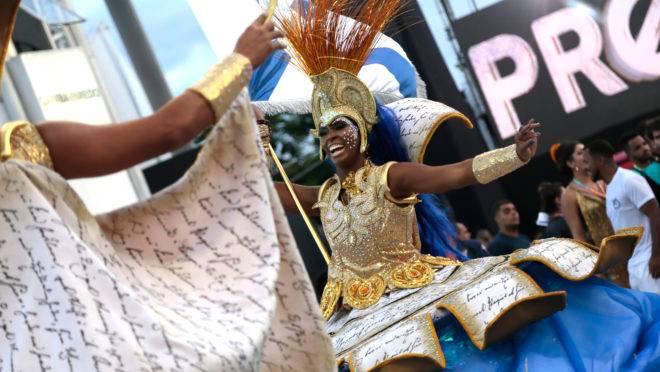 Mais um detalhe da porta-bandeira Janny Moreno | Robson Fernandjes/Fotos Públicas