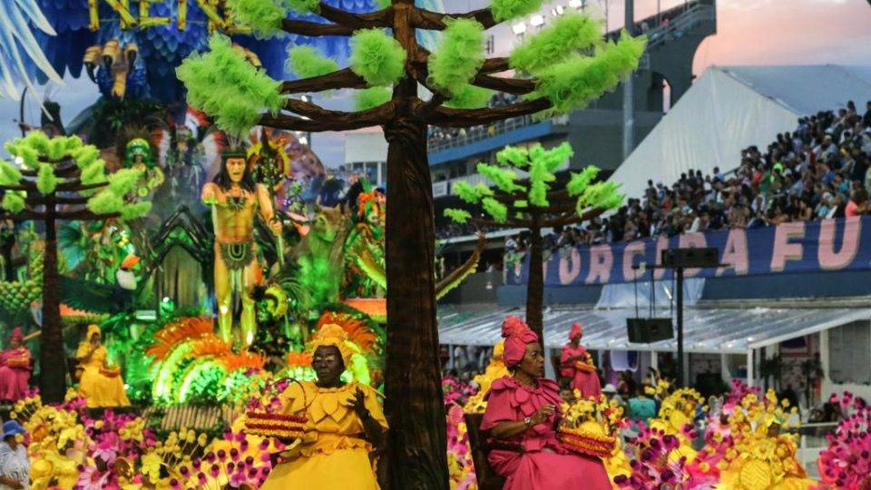 A Nenê fez uma bela homenagem a Curitiba. Pena que essa cidade não exista mais A Ala das Baianas trouxe araucárias, árvore símbolo do Paraná | Paulo Pinto/Fotos Públicas/Divulgação