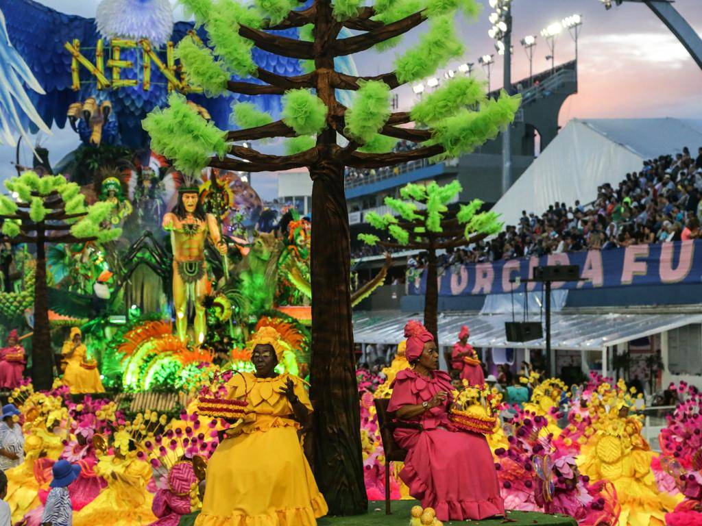 A Ala das Baianas trouxe araucárias, árvore símbolo do Paraná | Paulo Pinto/Fotos Públicas/Divulgação