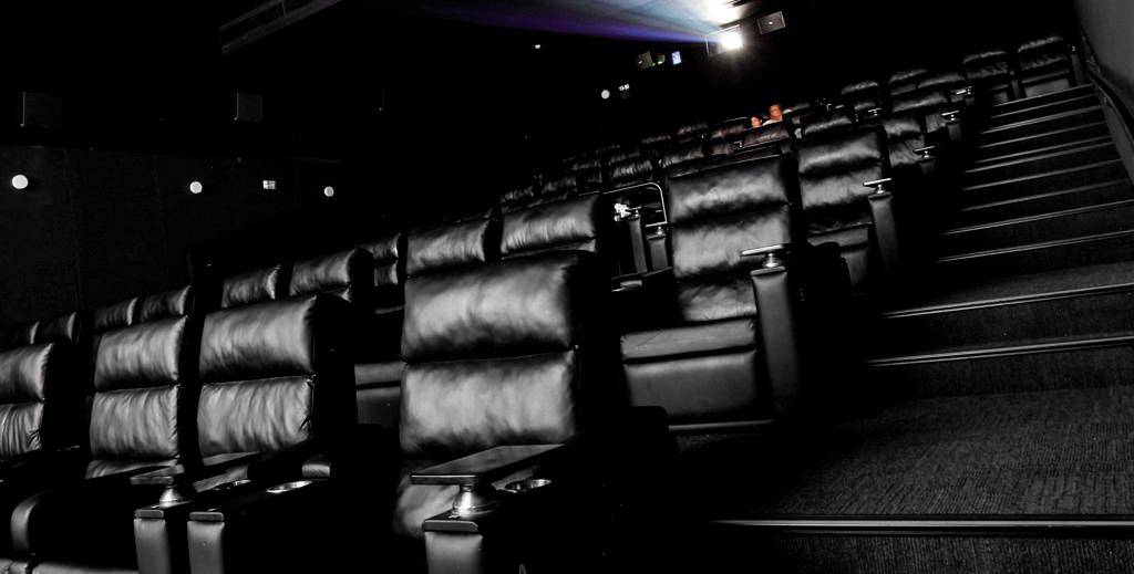 Sozinho no cinema: explosão nos ouvidos e arrependimento