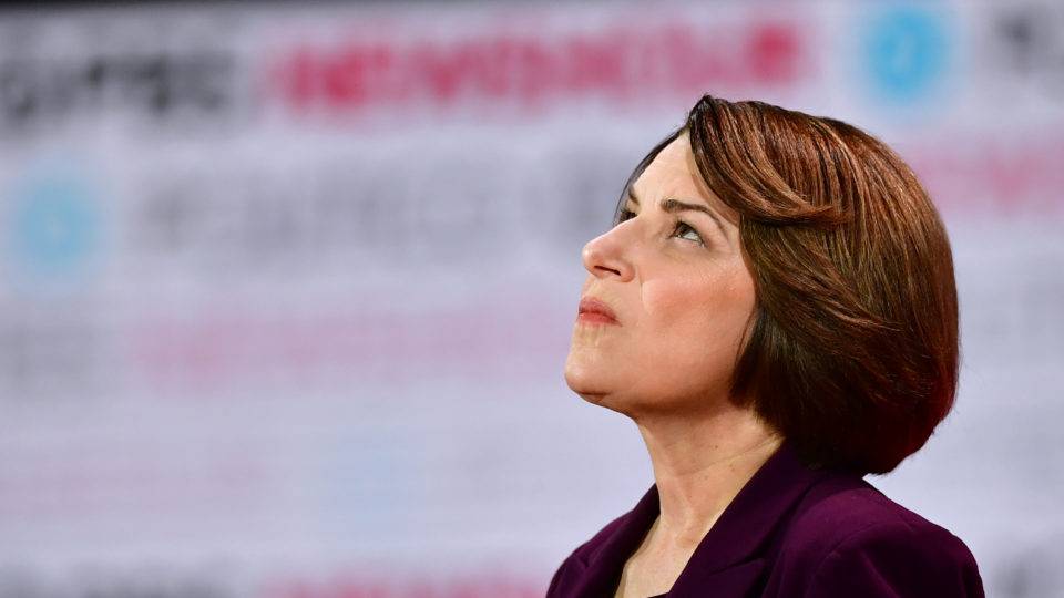 Amy Klobuchar abandona corrida pela candidatura à presidência dos EUA A senadora democrata Amy Klobuchar em foto de dezembro de 2019 (Imagem: Frederic J. Brown / AFP).