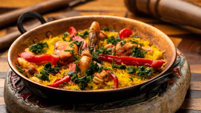 Um dos pratos mais famosos do Pata Negra, a Paella Marinera é uma receita tradicional à base de frutos do mar. Foto: Fernando Zequinão/Gazeta do Povo.