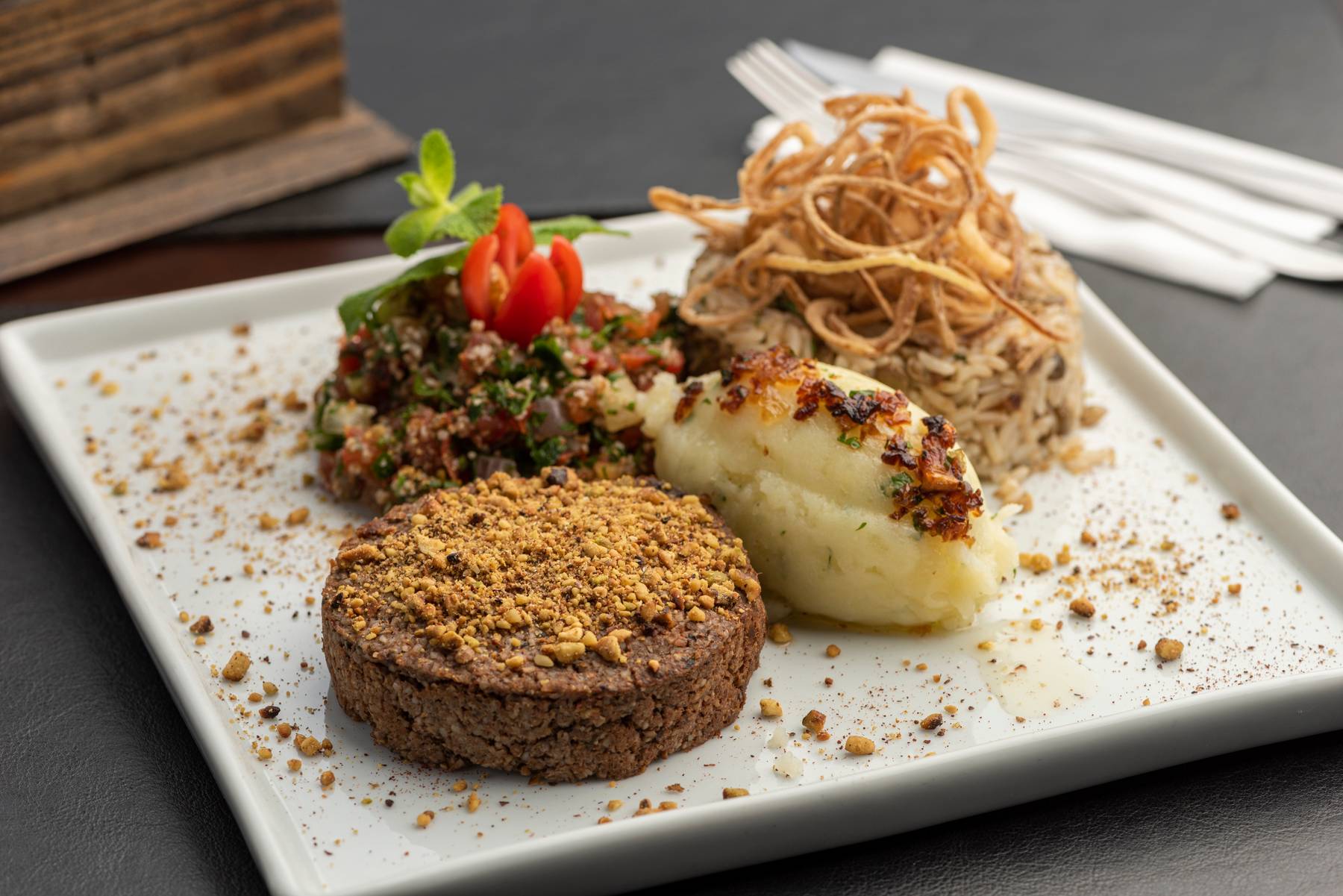 O combinado Instambu, um dos combinados tradicionais do BaraQuias, tem kibe frito acompanhado de arroz com lentilha, batata libanesa, tabule e cebola crocante. O combinado Instambu, um dos combinados tradicionais do BaraQuias, tem kibe frito acompanhado de arroz com lentilha, batata libanesa, tabule e cebola crocante.