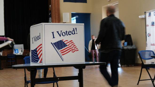 Eleitores de 14 estados norte-americanos, além da Samoa Americana, vão às urnas nesta terça-feira (3) para escolher o candidato democrata que vai concorrer nas eleições presidenciais de 2020 (Imagem: Spencer Platt/Getty Images/AFP).