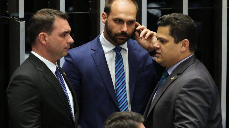 Davi Alcolumbre conversa com o filhos do presidente, o senador Flávio Bolsonaro e o deputado Eduardo Bolsonaro: governo confia na manutenção do veto mesmo sem acordo prévio.