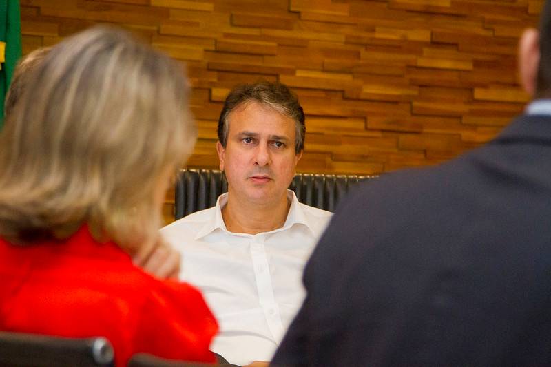 Governador do CE pede permanência do Exército até dia 6 e defende Cid Gomes Camilo Santana