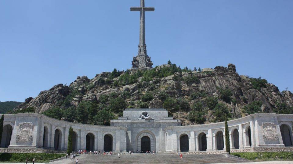 Dois mortos muito loucos: a bizarra história dos cadáveres de Mussolini e Franco No Vale dos Caídos, Franco ordenou a construção de um mausoléu que tivesse “a grandeza dos monumentos antigos, que desafiem o tempo e o olvido e que constituam um lugar de meditação e repouso, em que as gerações futuras rendam tributo de admiração aos que lhes legaram uma Espanha melhor”.