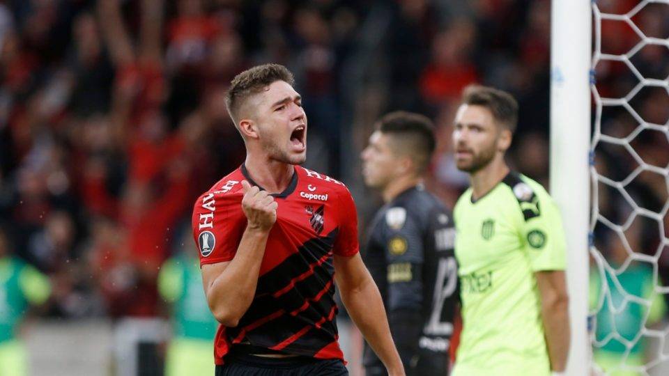 Bissoli comemora o gol do Athletico contra o Peñarol