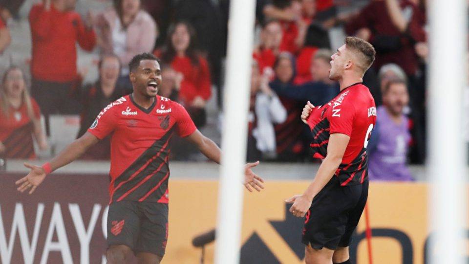 Nikão comemora o gol com Bissoli.
