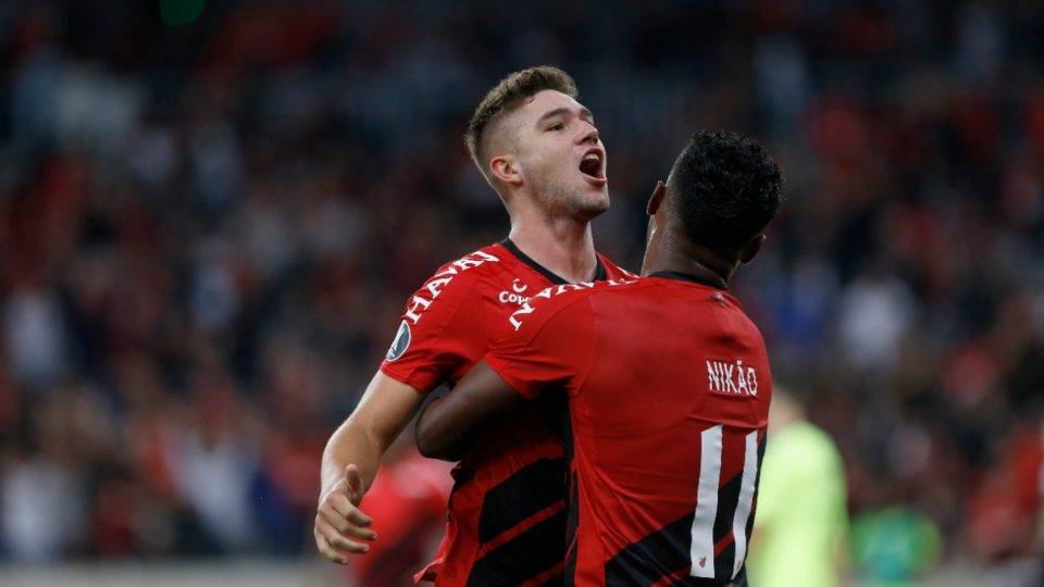 Bissoli comemora com Nikão o gol da vitória do Athletico