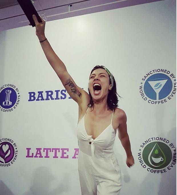 A barista gaúcha Martha Grill na comemoração do título de campeã durante o Campeonato Brasileiro de Barista, em 2019 A barista gaúcha Martha Grill na comemoração do título de campeã durante o Campeonato Brasileiro de Barista, em 2019