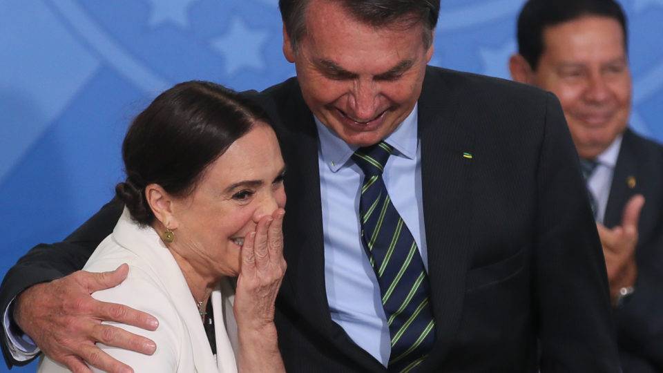 Regina Duarte reclama ser vítima de “infodemia” e promete resultados da Cultura para breve O presidente Jair Bolsonaro dá posse à secretária especial da Cultura do Ministério do Turismo, Regina Duarte