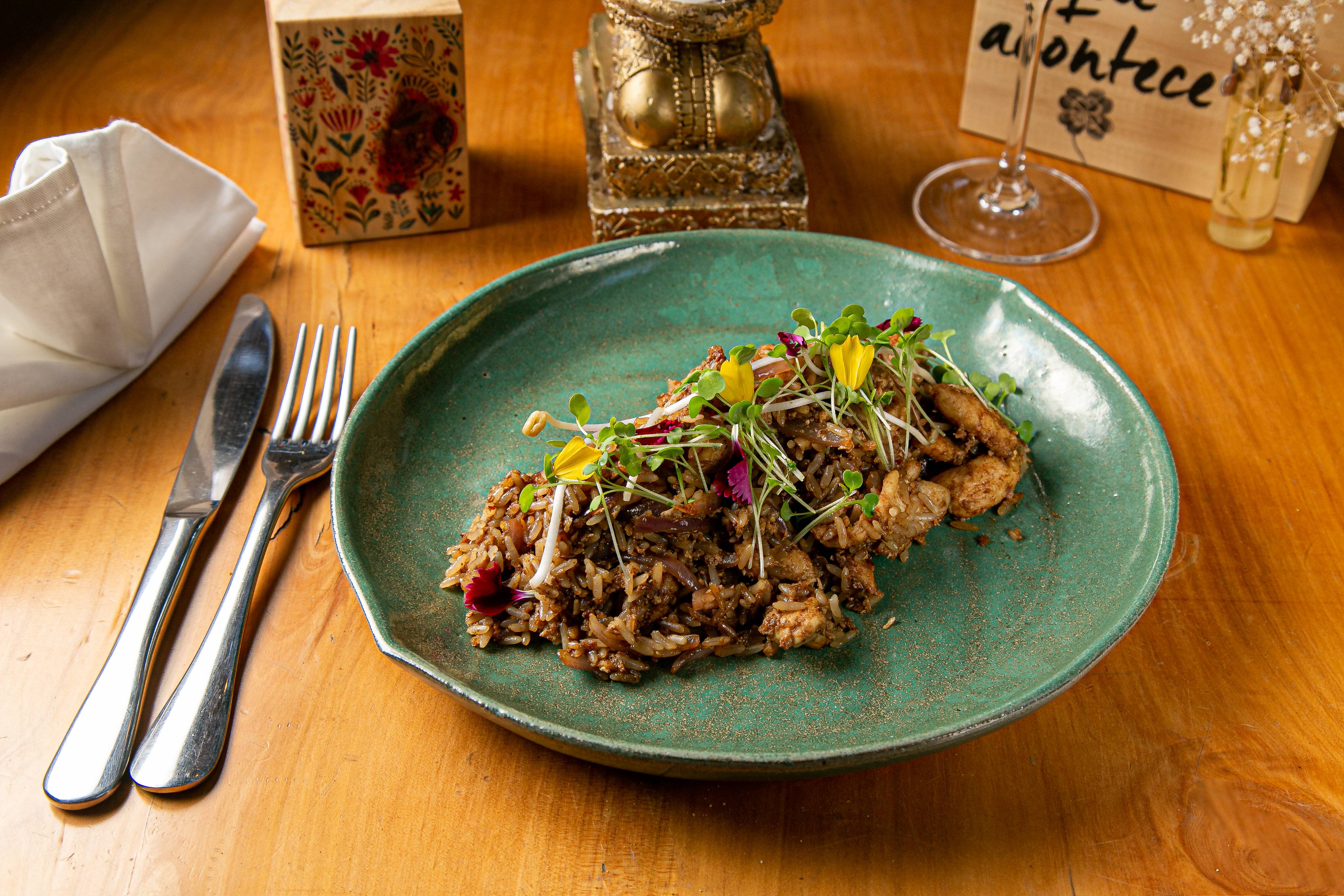 Arroz frito é um prato típico da Indonésia, repleto de especiarias. Josué Monteiro/Cachaça Comunicações Arroz frito é um prato típico da Indonésia, repleto de especiarias. Josué Monteiro/Cachaça Comunicações