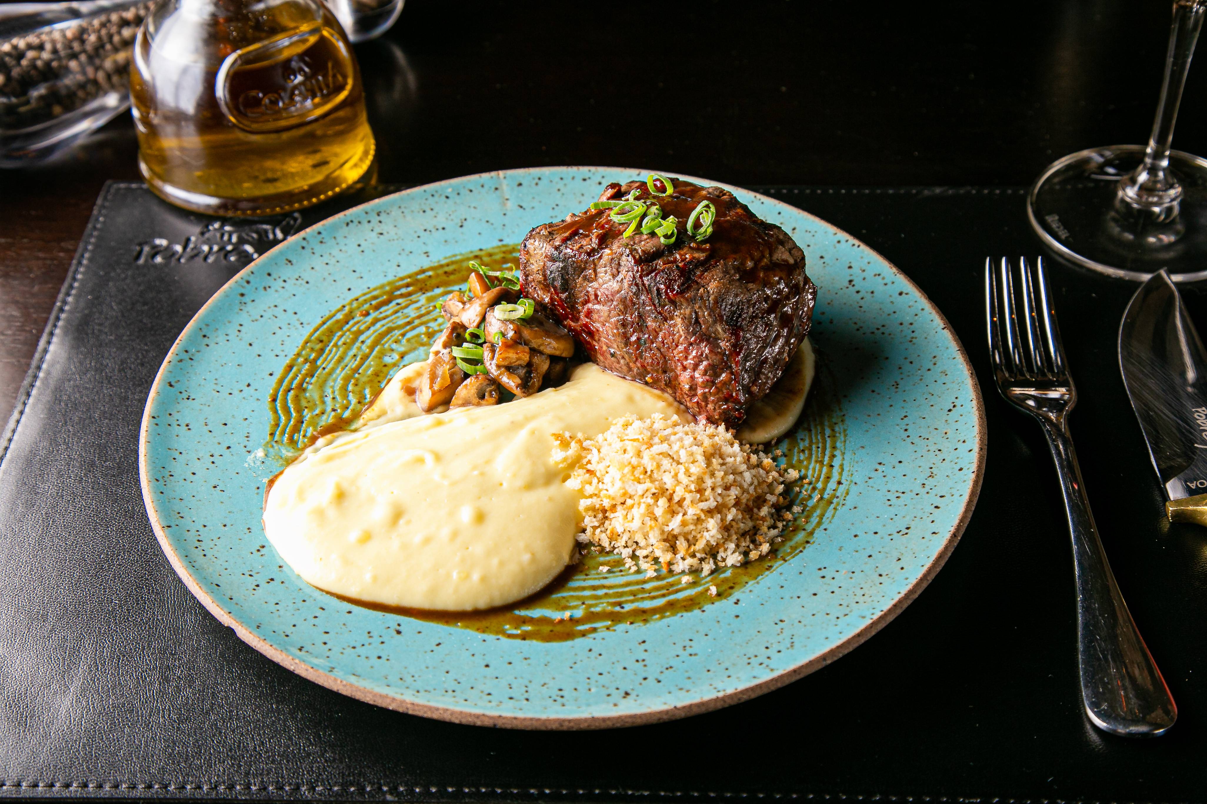 O bife de ancho com purê trufado, cogumelos e farofa é um recorte da cozinha argentina oferecido no Pobre Juan. Josué Monteiro/Cachaça Comunicações O bife de ancho com purê trufado, cogumelos e farofa é um recorte da cozinha argentina oferecido no Pobre Juan. Josué Monteiro/Cachaça Comunicações