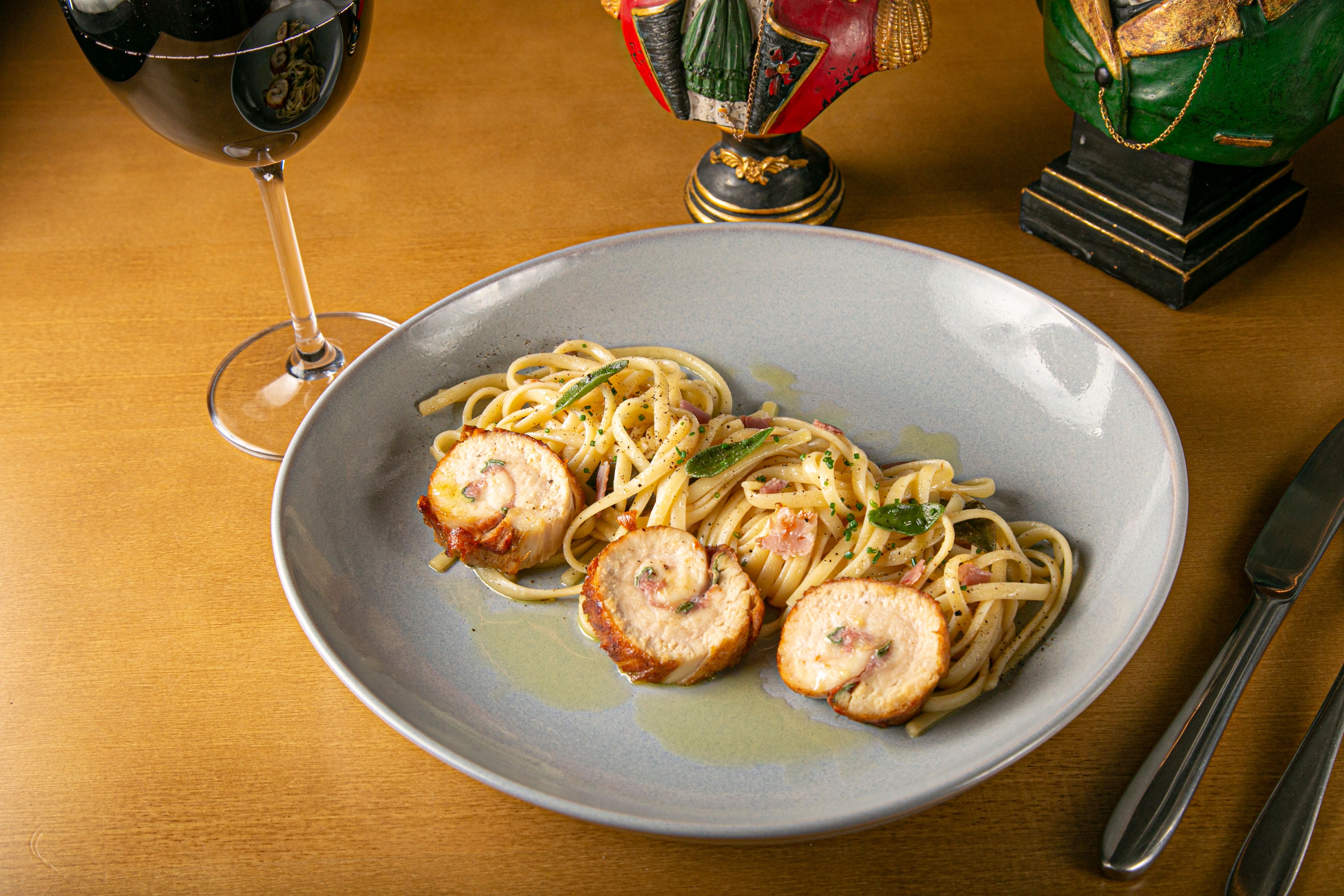 Com culinária à base de trufas, a Tartuferia tem o saltimboca de frango com linguini na manteiga de sálvia como uma das entradas. Josué Monteiro/Cachaça Comunicações Com culinária à base de trufas, a Tartuferia tem o saltimboca de frango com linguini na manteiga de sálvia como uma das entradas. Josué Monteiro/Cachaça Comunicações