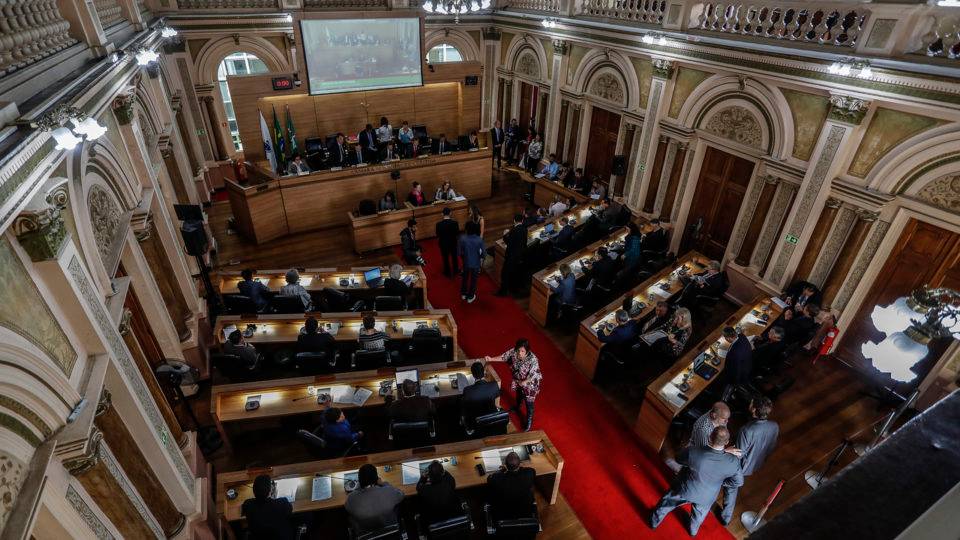 Campanha de vereadores eleitos custou entre R$ 5 mil e R$ 500 mil Câmara Municipal de Curitiba.