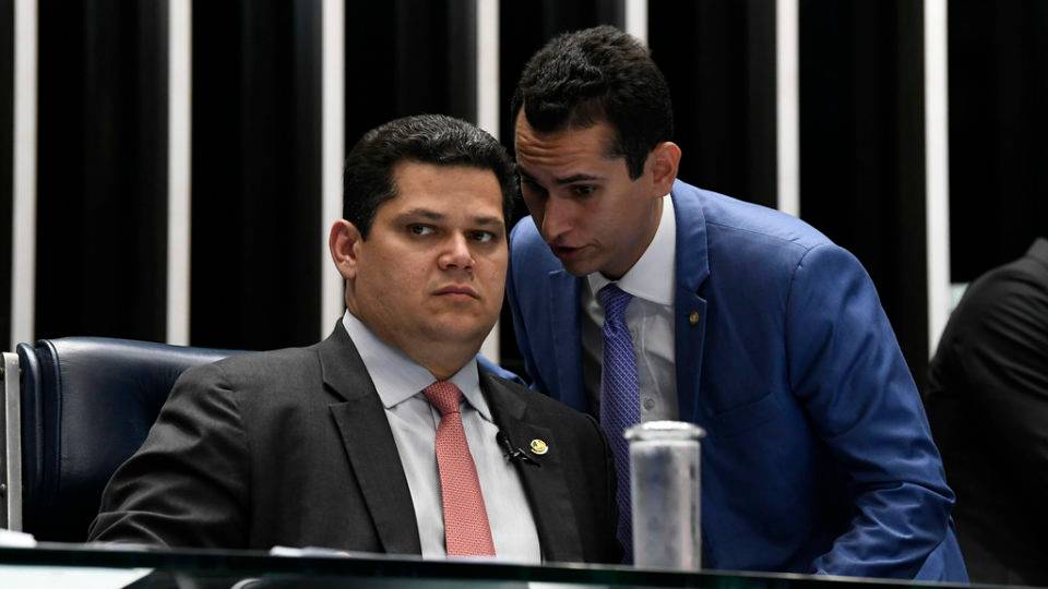 Relator do Orçamento Domingos Neto (PSD-CE) e o presidente do Congresso, Davi Alcolumbre (DEM-AP): projetos do orçamento impositivo serão votados na próxima terça-feira.