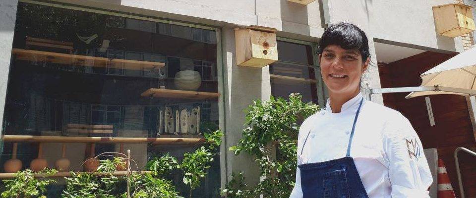 Quem é Manu Buffara, a chef paranaense que está em evidência no mundo A chef Manu Buffara em frente ao seu restaurante, Manu. Foto: Guilherme Grandi/Gazeta do Povo