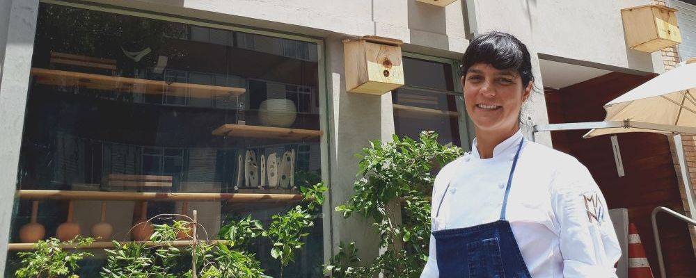 A chef Manu Buffara em frente ao seu restaurante, Manu. Foto: Guilherme Grandi/Gazeta do Povo A chef Manu Buffara em frente ao seu restaurante, Manu. Foto: Guilherme Grandi/Gazeta do Povo