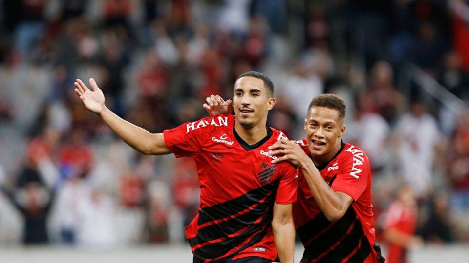 Com time reserva, Athletico marca no fim e bate Rio Branco no Estadual Christian comemora gol do Athletico