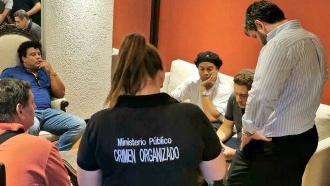 Ronaldinho e o irmão foram presos preventivamente na sexta-feira (06)