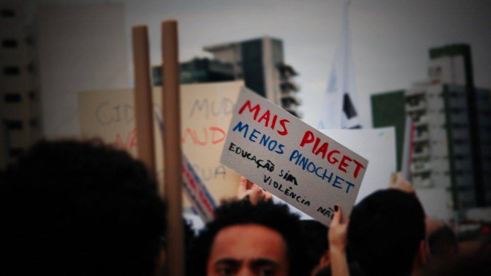 “Falácia socioconstrutivista”: Pedagogia brasileira nega ciência há 20 anos Imagem registrada durante manifestação em favor da educação. As teorias do psicólogo Piaget são totalmente contestadas pela ciência cognitiva.