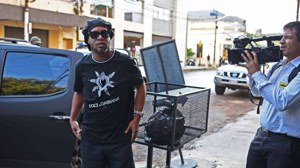 Ronaldinho Gaúcho e o irmão foram presos na noite desta sexta (6), no Paraguai.
