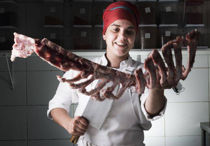 Maria Fernanda desossa todo o tipo de animal. O mais difícil é a vitela. Fotos: Letícia Akemi/ Gazeta do Povo Maria Fernanda desossa todo o tipo de animal. O mais difícil é a vitela. Fotos: Letícia Akemi/ Gazeta do Povo
