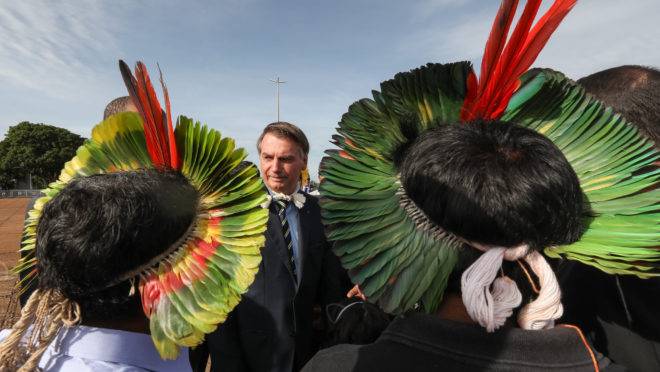 Presidente Jair Bolsonaro recebe lideranças dos índios em Brasília: governo apoia projeto de lei que autoriza mineração em terras indígenas.