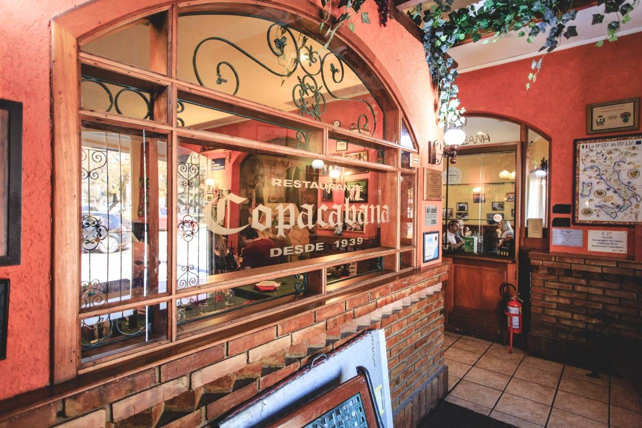 Localizada em frente a praça Garibaldi, o Copacabana é uma tradicional cantina italiana. Josué Monteiro/Cachaça Comunicações Localizada em frente a praça Garibaldi, o Copacabana é uma tradicional cantina italiana. Josué Monteiro/Cachaça Comunicações