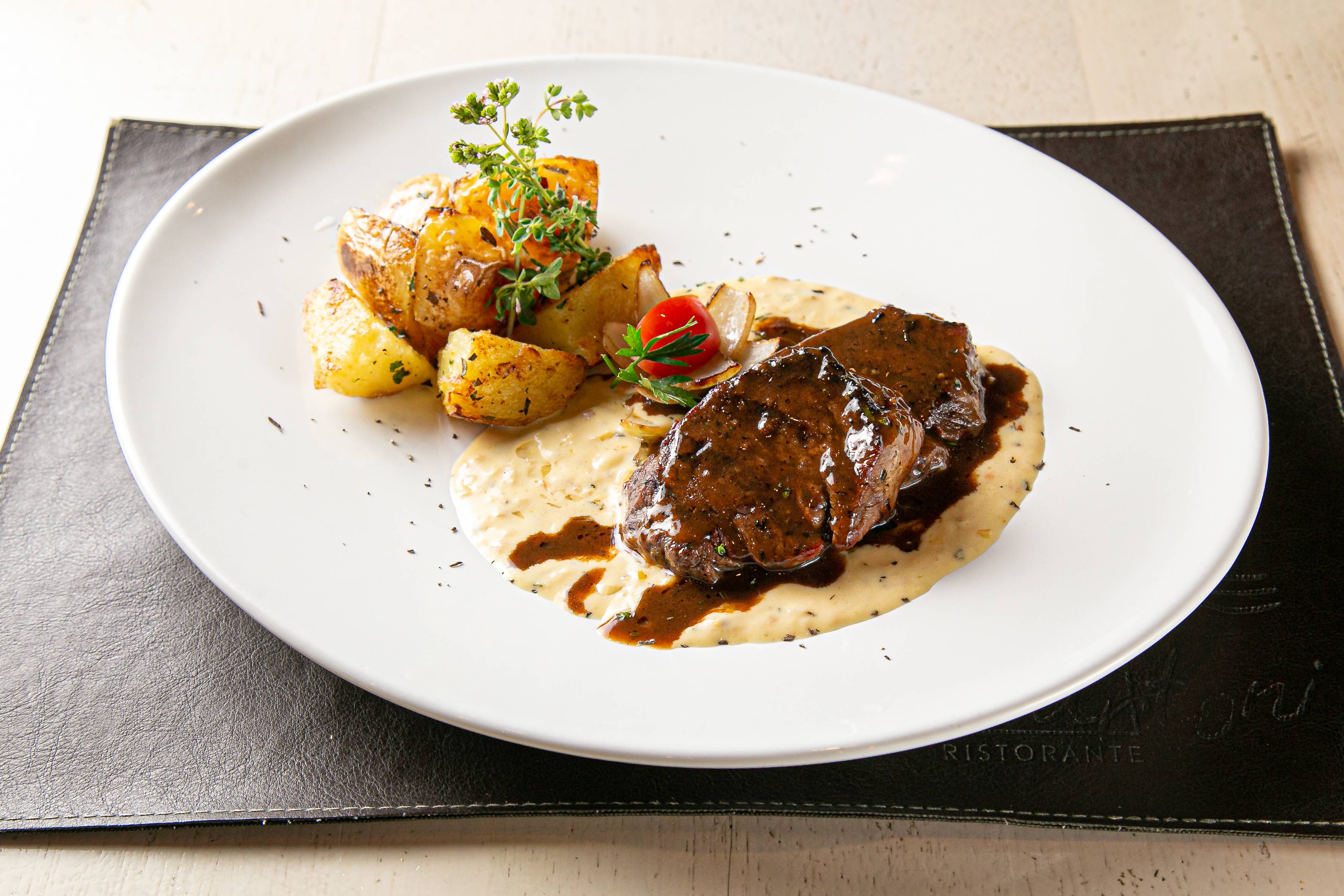 Molho roti e batata acompanha filé no Tartoni. Josué Monteiro/Cachaça Comunicações Molho roti e batata acompanha filé no Tartoni. Josué Monteiro/Cachaça Comunicações