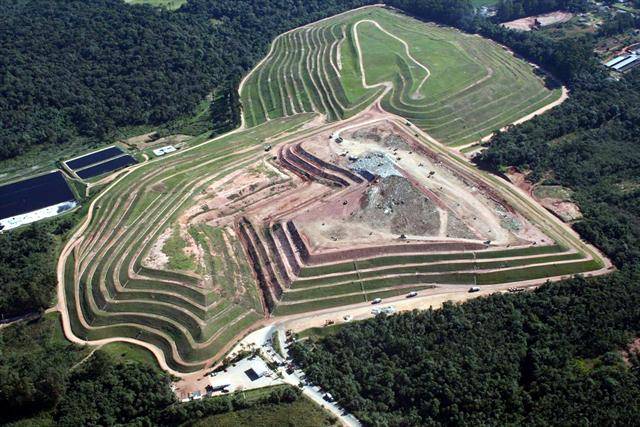 Imagem do aterro da Caximba em 2010, quando foi desativado. Imagem do aterro da Caximba em 2010, quando foi desativado.