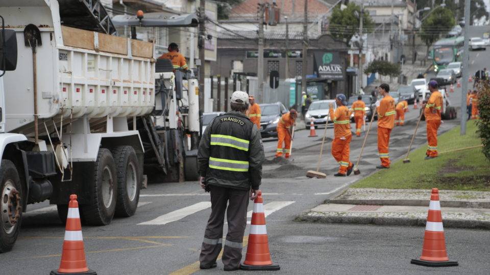 Obras na Visconde de Guarapuava esquentam debate sobre asfalto em ano de eleições Obras de revitalização da Av. Visconde de Guarapuava começaram dia 10 de fevereiro