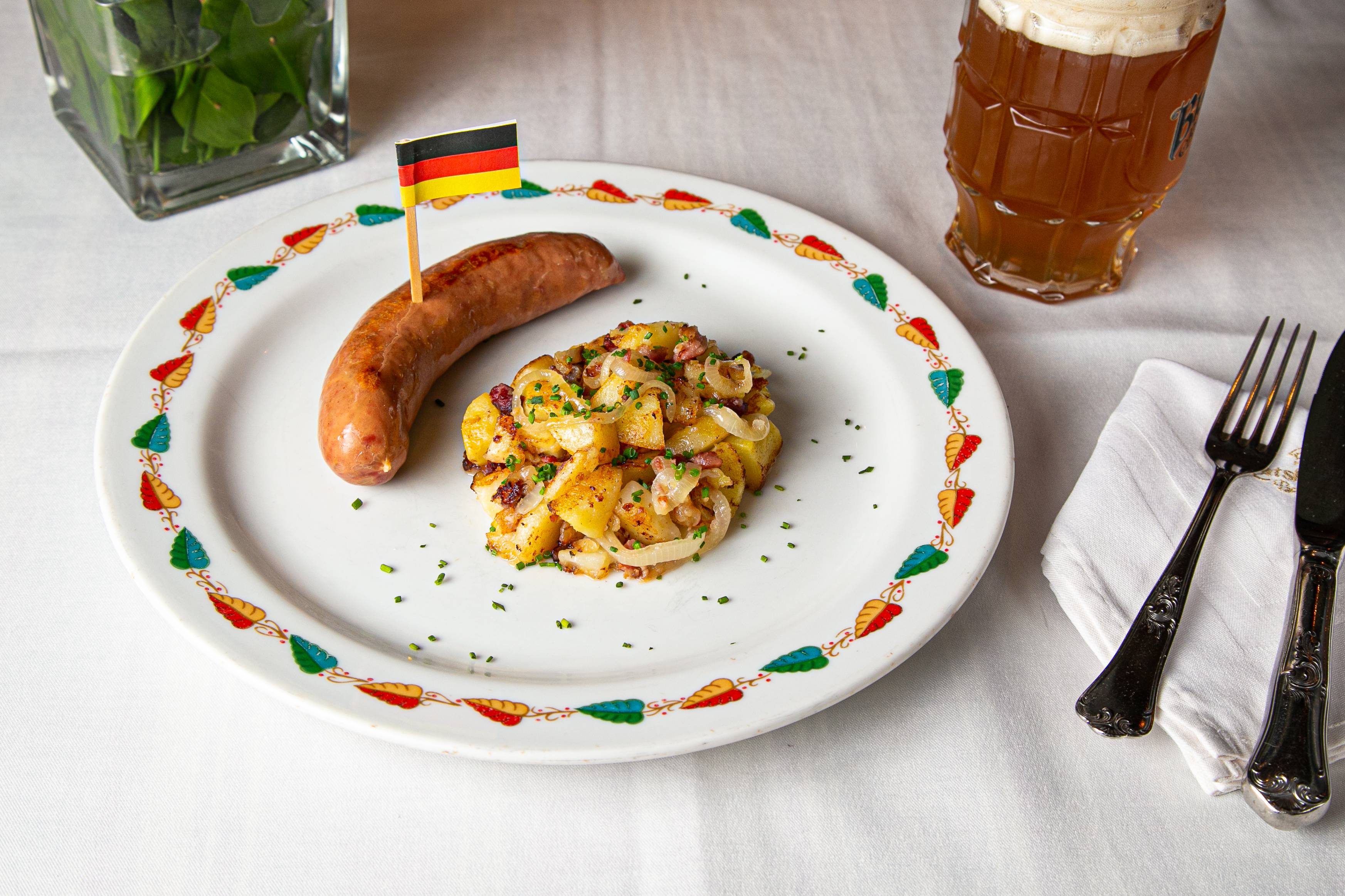 Prato alemão é composto por salsicha recheada com queijo e batata com bacon e cebola. Josué Monteiro/Cachaça Comunicações Prato alemão é composto por salsicha recheada com queijo e batata com bacon e cebola. Josué Monteiro/Cachaça Comunicações