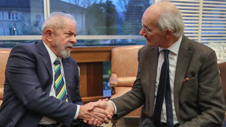 Na Suíça, Lula diz que Julian Assange deveria ser tratado como “herói” Lula e o pai de Julian Assange.