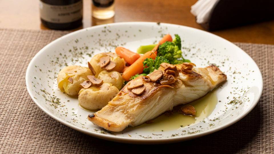 Comece bem a semana com os restaurantes do Festival Bom Gourmet que abrem na segunda Bacalhau à lagareiro acompanhado de vegetais no vapor e batatas ao murro é uma das opções do almoço do Osteria da Paz.