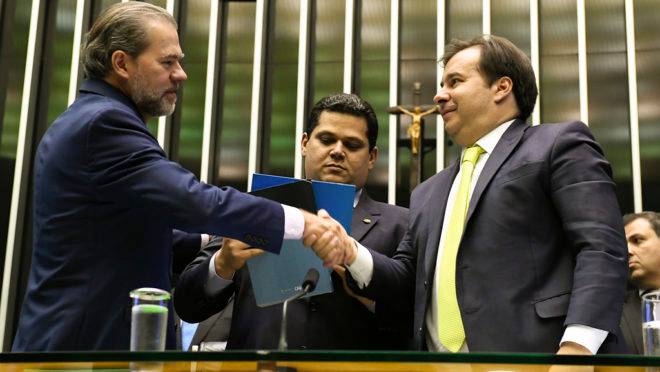 Decreto de Bolsonaro veta que ministros de Estado viajem para casa em jatinhos da FAB por razões de segurança. Essa justificativa só vale para os presidentes da Câmara, Senado e STF.