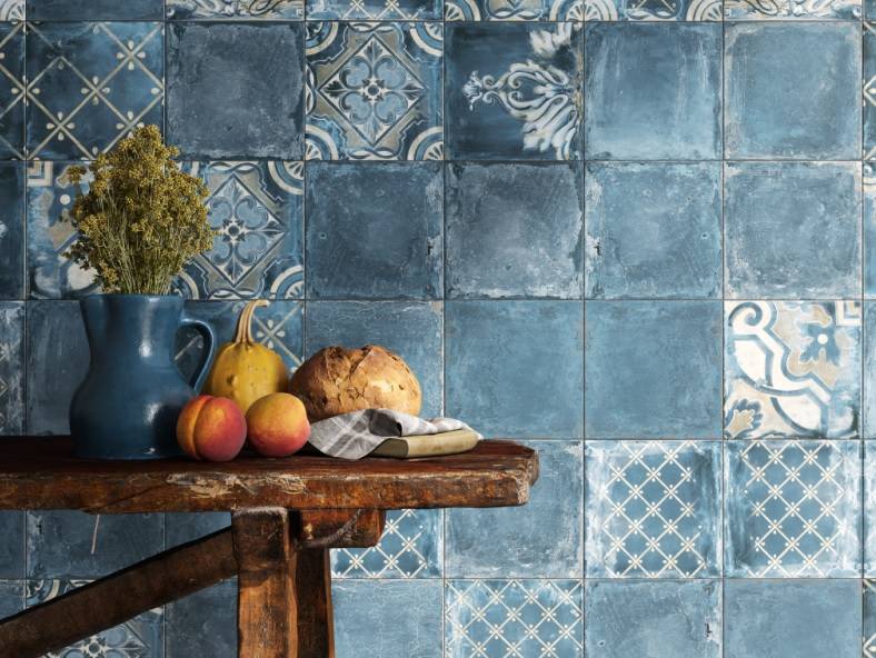 Coleção Maiolica (20x20 cm) da Roca tem inspiração na cerâmica renascentista, revisitando o aspecto artesanal da técnica italiana em que as cerâmicas eram decoradas e queimadas manualmente, com estampas clássicas. | Divulgação Coleção Maiolica (20x20 cm) da Roca tem inspiração na cerâmica renascentista, revisitando o aspecto artesanal da técnica italiana em que as cerâmicas eram decoradas e queimadas manualmente, com estampas clássicas. | Divulgação