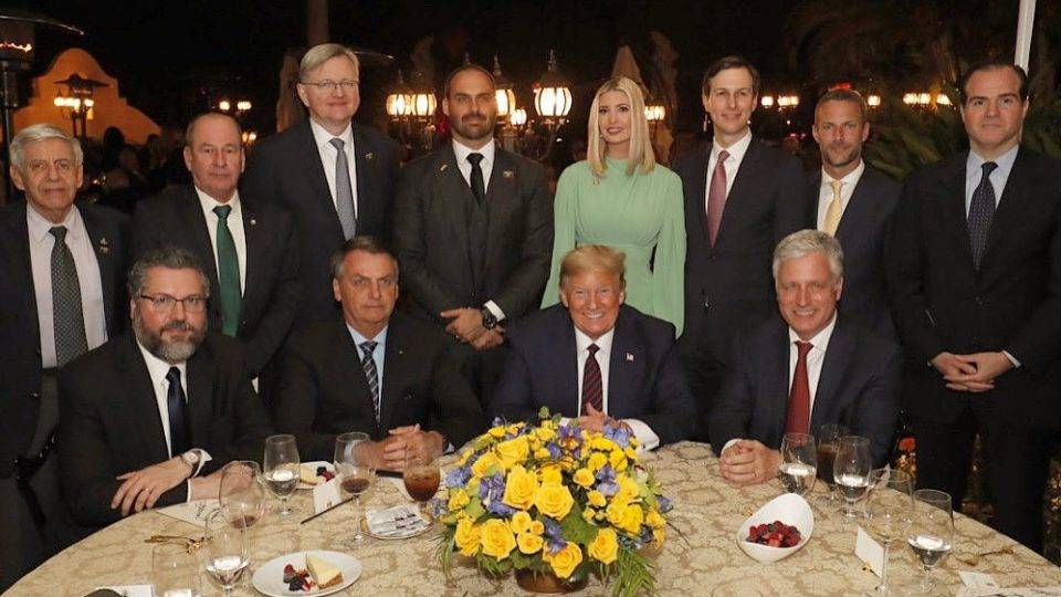 Em jantar com Trump, Bolsonaro diz que está “varrendo a esquerda” para fora do Brasil Jantar aconteceu em Mar-a-Lago, clube privado de Trump em Palm Beach