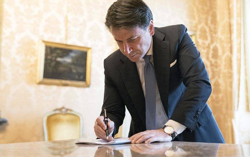 Primeiro-ministro da Itália, Giuseppe Conte, assina decreto que impõe restrições à movimentação de pessoas no país