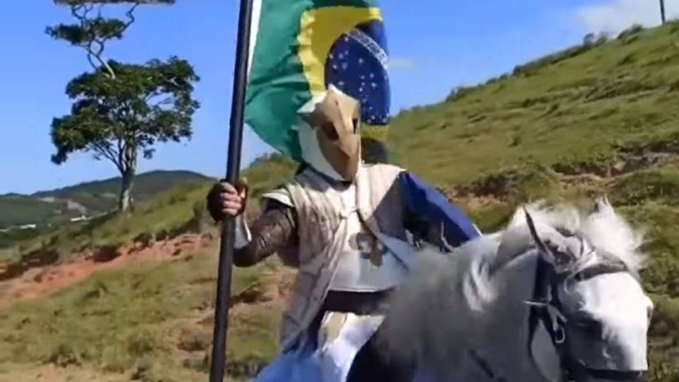 O que o “templário de Itajaí” revela sobre o senso estético do nacionalismo Política é assim mesmo: desperta o senso estético de gente extravagante. Quem ganha é o nosso anedotário.