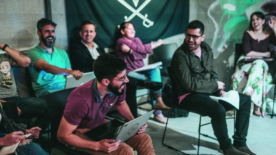 “Hogwarts” brasileira: conheça a escola de negócios que quer revolucionar ensino Metodologia “mão na massa”é um dos pilares da Conquer, o que contribui para o engajamento dos alunos.