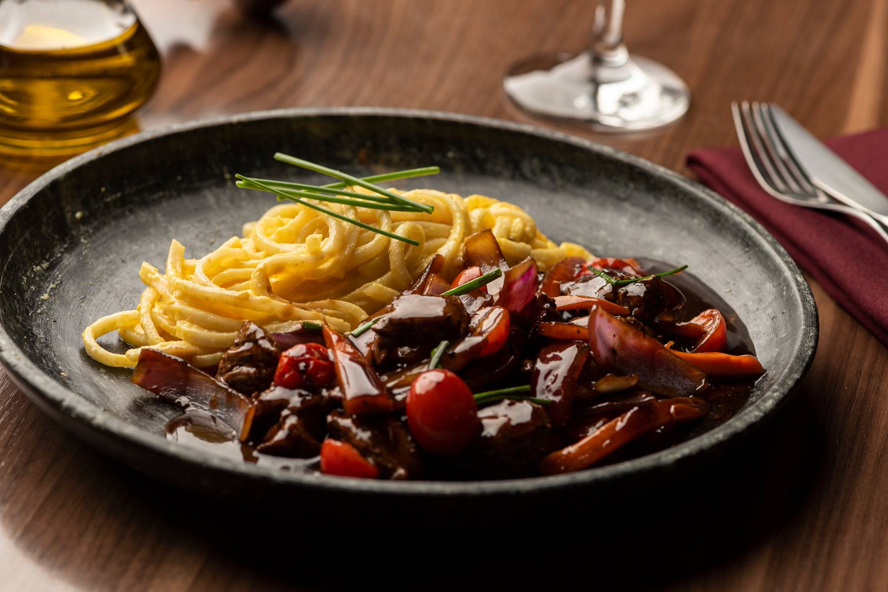 Fusão das culinárias japonesa e peruana, o Nuu Nikkei tem o mignon no seu Lomo Saltado Nikkei, com a carne salteada na wok com cebola roxa, cenoura e tomate cereja, acompanhada de udon ao molho huancaína. Fusão das culinárias japonesa e peruana, o Nuu Nikkei tem o mignon no seu Lomo Saltado Nikkei, com a carne salteada na wok com cebola roxa, cenoura e tomate cereja, acompanhada de udon ao molho huancaína.