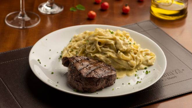 Uma das opções de prato principal do almoço do Armazém 71 Cucina – Vino, o mignon ganha acompanhamento de fettuccine artesanal ao molho gorgonzola.